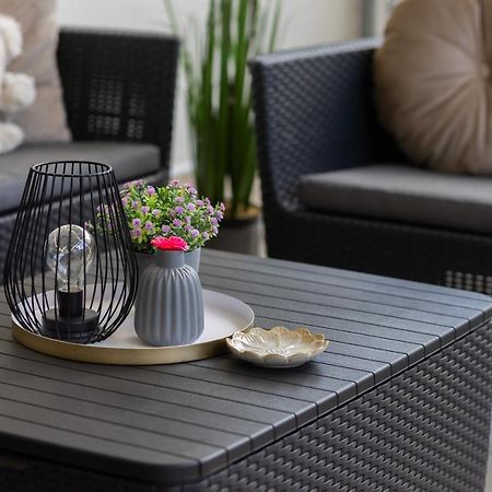 Deluxe Apartment Wronia 45 With Ac, Parking & Balcony By Renters Prestige Varşova Dış mekan fotoğraf